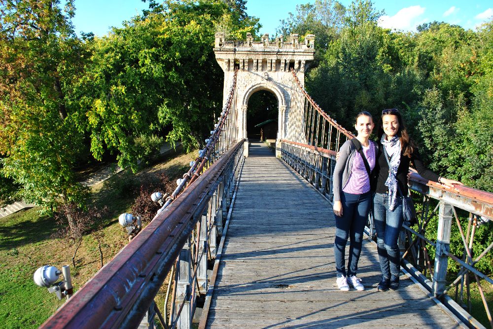 Cu Noemi (dreapta) pe Podul Suspendat din Parcul Romanescu