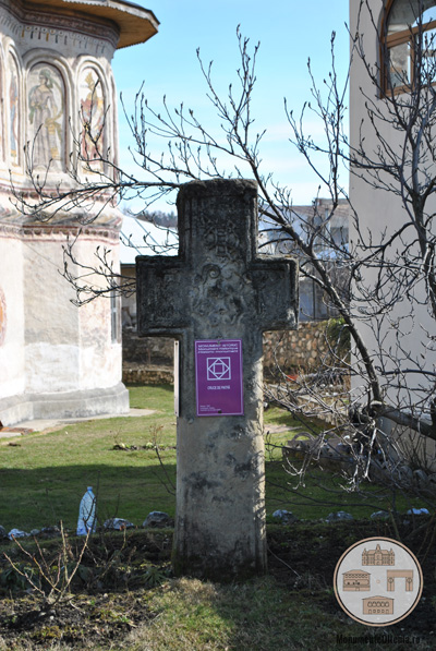 Biserica din Targ, Horezu - cruce de piatra