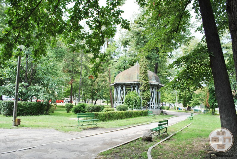 Hotel Central, Calimanesti - foisor din parc