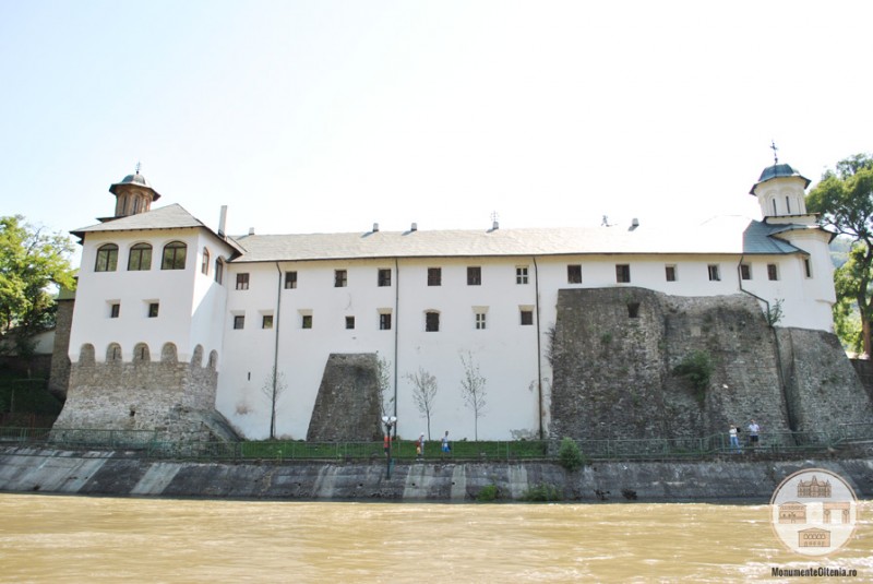 Latura estica a incintei Manastirii Cozia - vedere de pe Olt