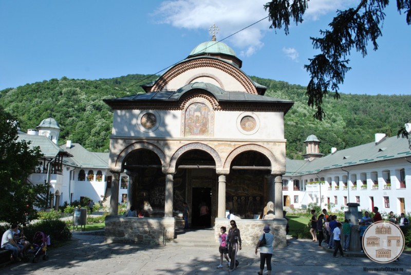 Manastirea Cozia - Biserica Sf Treime - vedere frontala