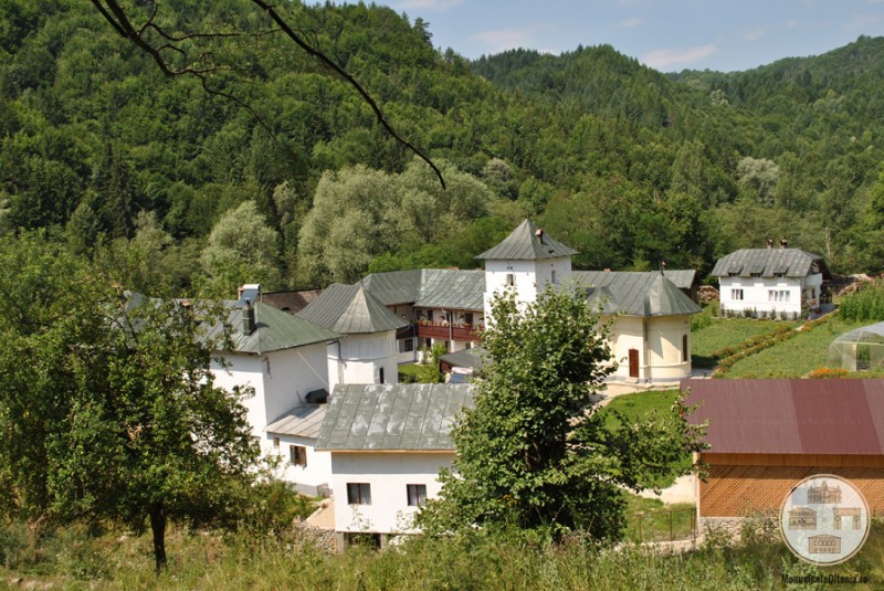 Schitul Iezer, Valcea - vedere de ansamblu