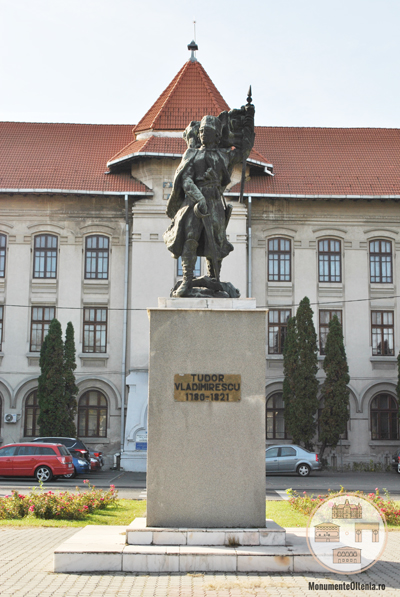 Monumentul lui Tudor Vladimirescu, Craiova - statuia pe soclu