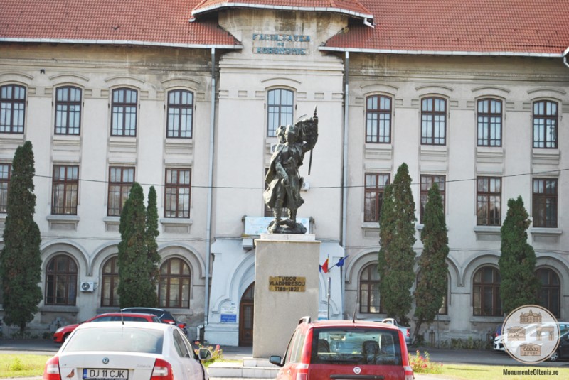 Monumentul lui Tudor Vladimirescu, Craiova - vedere din Gradina Mihai Bravu