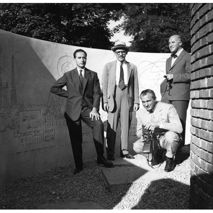 Ludovico Barbiano di Belgiojoso, Saul Steinberg, Enrico Peressutti si Ernesto Rogers (de la stanga la dreapta) la Labyrinth, Triennale X, Milan