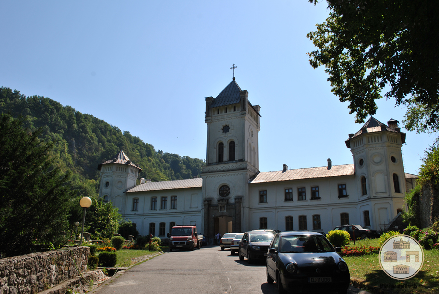 Intrarea in Manastirea Tismana - latura de vest a incintei