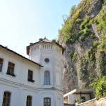 Intrarea in Manastirea Tismana - turn in coltul de sud-vest al incintei