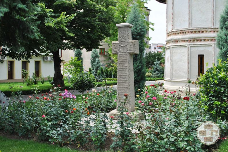 Biserica Sf Nicolae Amaradia Belivaca, Craiova - cruce de piatra