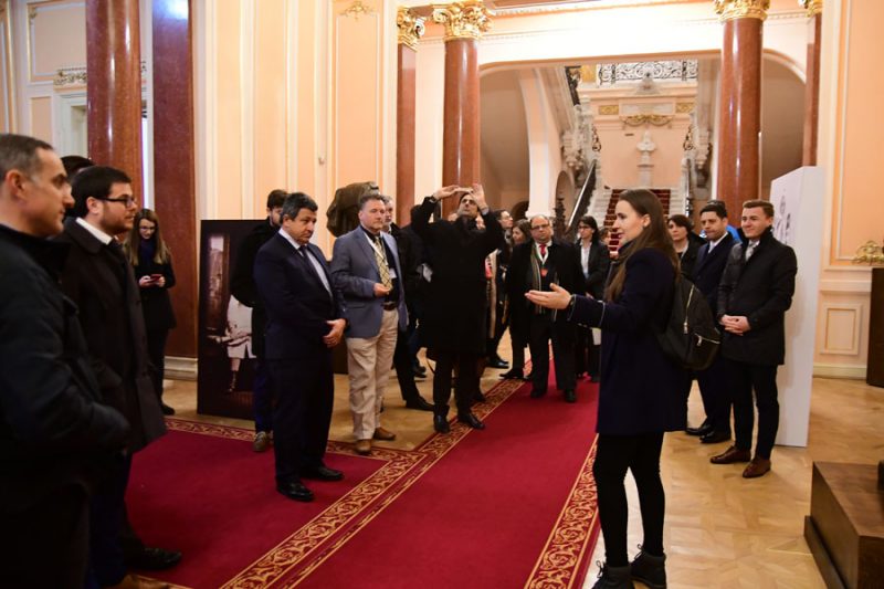 Turisti straini la Palatul Jean Mihail - Muzeul de Arta Craiova