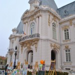 Tablouri expuse in curtea Palatului Jean Mihail din Craiova