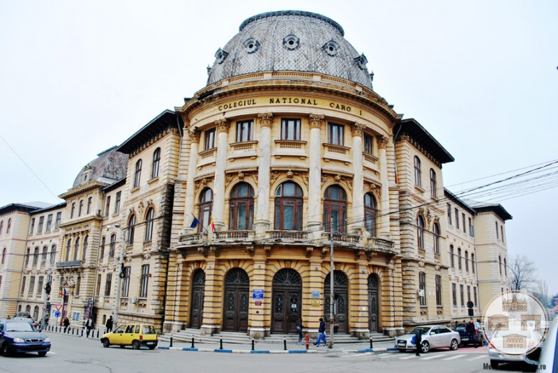 Liceul Carol I, Craiova - intrarea principală