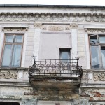 Balcon la etajul unei cladiri istorice din centrul municipiului Slatina (3)
